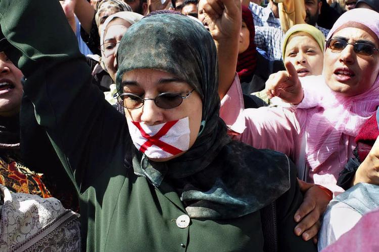 Den marokkanske kvinde Nadia Yassine har tapet munden til for at vise, at regeringen har forsøgt at stoppe hendes systemkritiske udtalelser, 2005. 