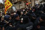 Politi og demonstranter støder sammen uden for museet i Lleida i Catalonien. 