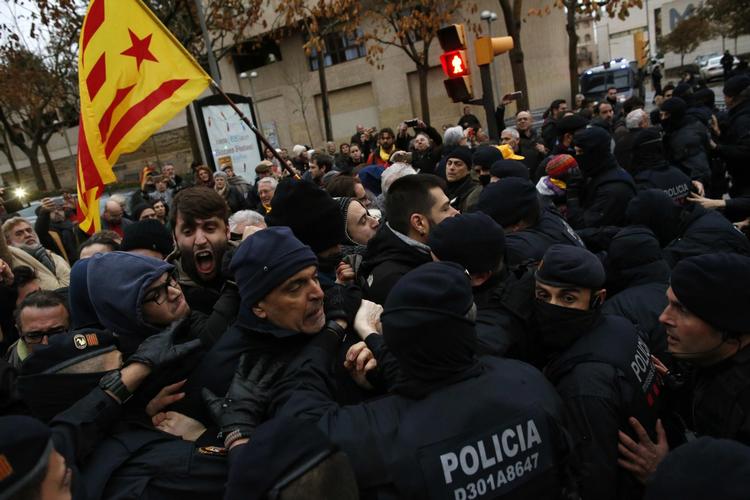 Politi og demonstranter støder sammen uden for museet i Lleida i Catalonien. 