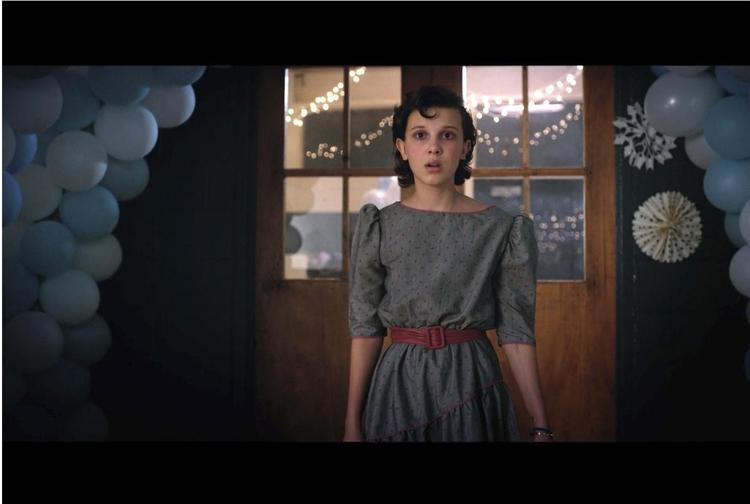 Et ægte magisk øjeblik indtræder, da pigen Eleven uventet dukker op til ballet, og hun og Mike får øjenkontakt. 