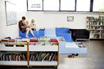 Biblioteket skal være et trygt sted for alle, men sådan opleves det ikke altid, når hjemløse slår sig ned, eller urolige unge hænger ud, som man har set det her på Solvang Bibliotek på Amager. Så må bibliotekaren ringe efter den lokale gadeplansmedarbejder for at genoprette roen. 