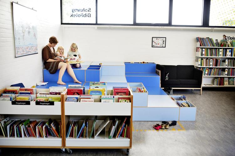 Biblioteket skal være et trygt sted for alle, men sådan opleves det ikke altid, når hjemløse slår sig ned, eller urolige unge hænger ud, som man har set det her på Solvang Bibliotek på Amager. Så må bibliotekaren ringe efter den lokale gadeplansmedarbejder for at genoprette roen. 