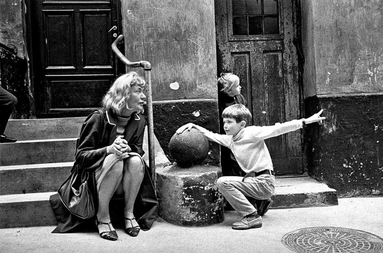 Tove Ditlevsen i 1974 på besøg i sin barndoms gade, Hedebygade, på Vesterbro. I 1942 skrev hun digtet ’Barndommens gade’, der begynder: »Jeg er din barndoms gade/ jeg er dit væsens rod«. Anne Linnet har siden sat musik til. 