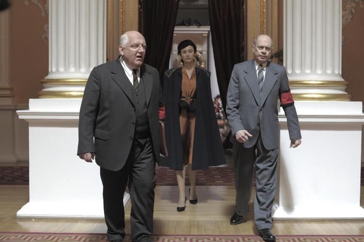 Berija (Simon Russell Beale) og Khrusjtjov (Steve Buscemi) udøver den svære disciplin, det er at løbe om kap for livet med sørgebind og grav-alvorlig mine på. 