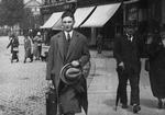Den unge kunsthandler Max Stern, som blev tvunget til at lukke sit galleri og flygte fra Nazityskland i 1938. 