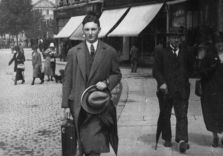 Den unge kunsthandler Max Stern, som blev tvunget til at lukke sit galleri og flygte fra Nazityskland i 1938. 