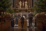 Den britiske kontratenor Alex Potter sang om kap med figurerne i Trinitatis Kirke ved Concerto Copenhagens julekoncert. 