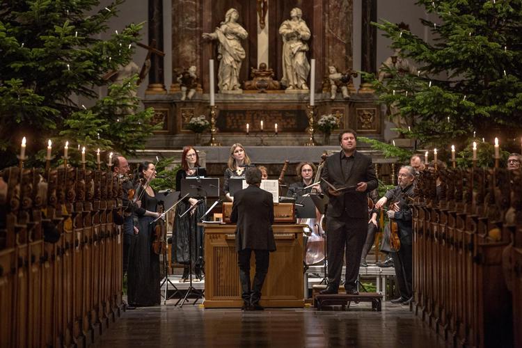 Den britiske kontratenor Alex Potter sang om kap med figurerne i Trinitatis Kirke ved Concerto Copenhagens julekoncert. 