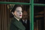 33-årige skuespiller Claire Foy spiller dronning Elizabeth II. Hun gør det eminent og bærer sin dametaske smukt. 