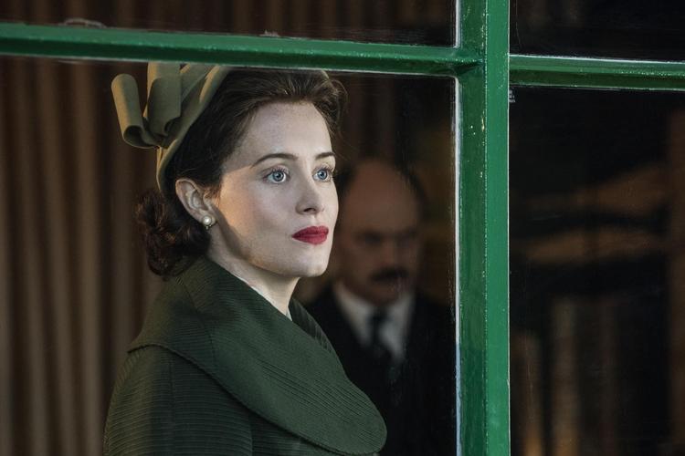 33-årige skuespiller Claire Foy spiller dronning Elizabeth II. Hun gør det eminent og bærer sin dametaske smukt. 