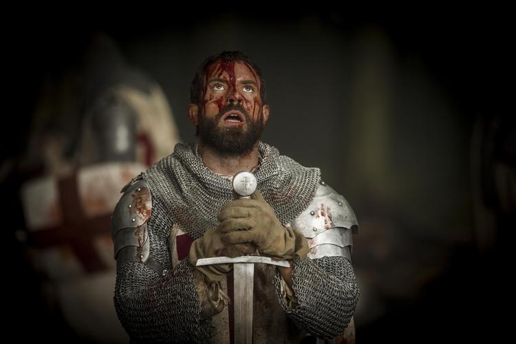 På papiret lyder det jo altid godt med tempelriddere og bølgende barme, men 'Knightfall' mangler fremdrift. 