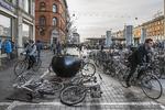 Terrorsikring behøver ikke være brutale betonsøjler. Her har Københavns Kommune opsat store kugler på Nørreport: De kan stoppe en stor bil, men er maskeret som blomsterpotter. 