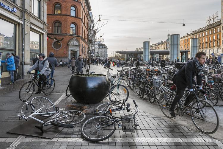 Terrorsikring behøver ikke være brutale betonsøjler. Her har Københavns Kommune opsat store kugler på Nørreport: De kan stoppe en stor bil, men er maskeret som blomsterpotter. 