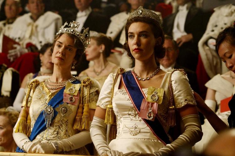 »En statelig sæbeopera, vi bare ikke kan modstå«, skriver Vanity Fair, mens hjemlige Ekko synes, at »alle i serien er usympatiske royale røvhuller«. 