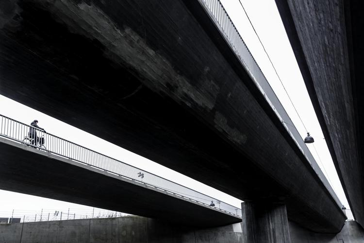 Den nye Nordhavnsvej viser langt mere velformede detaljer, ja, i næsten barokke former, end den tilgrænsende, men nok så fine del af Helsingørmotorvejen fra 1970’erne. Der er f.eks. elegante spinkle kanter, grafiske profiler og schwung over de tre broers buge. 