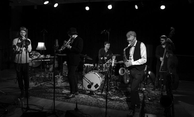 Saxofonisten Fredrik Lundin på livfuld musikalsk vandring med bandet De Fem på Nye Eventyr. 