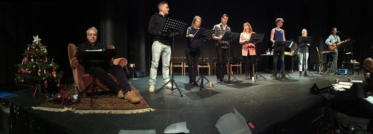 Man har i scenografien gjort en dyd af nødvendigheden. Kulissen er nemlig sat som et radiostudie, hvor de medvirkende indspiller 'Jul i republikken', mens de døjer med nedrige mellemledere. Forestillingen udløste fire hjerter her i avisen.  