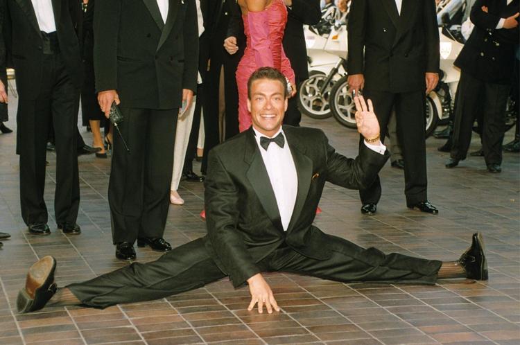 Jean-Claude Van Damme er sjovt selskab i en actionkomedie-serie, der har klart kultpotentiale. 