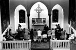 Alle evangelisterne omtaler den sidste nadver fra dagen før, Jesus korsfæstes, men kun evangelisten Johannes nævner fodvasken. Emmanuel Carrère synes ikke, det ville være mere mærkeligt at indføre i vore dages ritual end oblaten og vinen. 
