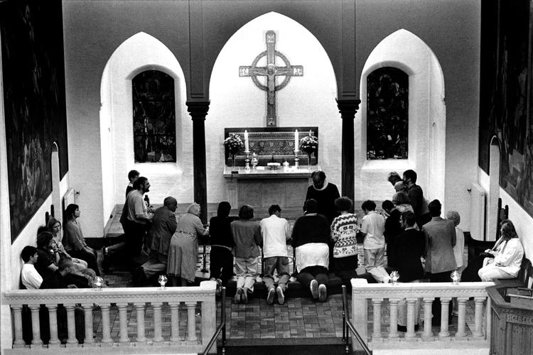Alle evangelisterne omtaler den sidste nadver fra dagen før, Jesus korsfæstes, men kun evangelisten Johannes nævner fodvasken. Emmanuel Carrère synes ikke, det ville være mere mærkeligt at indføre i vore dages ritual end oblaten og vinen. 
