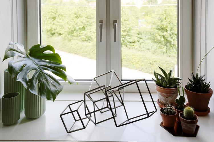 Små skulpturer og planter med store blade vinder mere og mere indpas i vores boliger, hvis man skal tro boligbladene. Og i 2018 vil de få selskab af piedestaler, skønvirke- produkter og masser af kunst. 