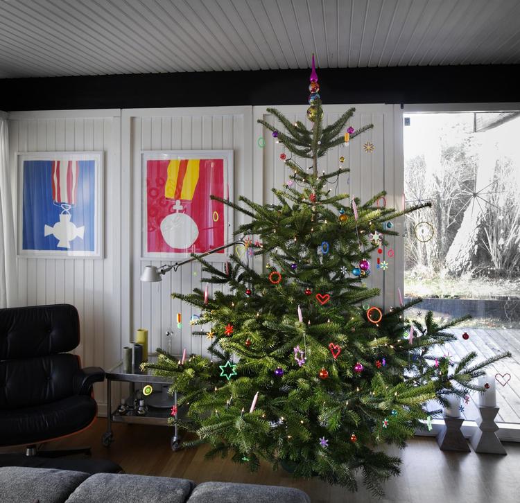 I Danmark sætter vi som regel en stjerne i toppen af juletræet som minde om stjernen over Betlehem. I engelsktalende lande sætter man en engel i toppen. 