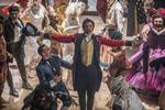 ’The Greatest Showman’ er som en Baz Luhrman-musical uden alkohol og et Dickens-drama med ekstra sukker, og som sådan velegnet til tidsfordriv, der ikke støder nogen. 