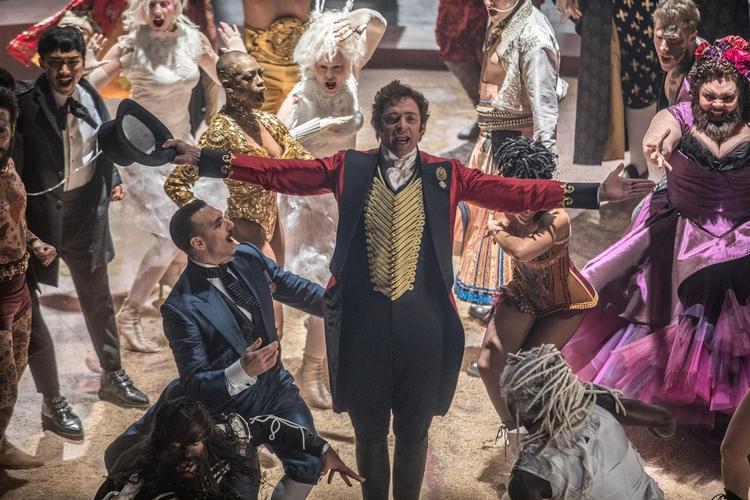 ’The Greatest Showman’ er som en Baz Luhrman-musical uden alkohol og et Dickens-drama med ekstra sukker, og som sådan velegnet til tidsfordriv, der ikke støder nogen. 