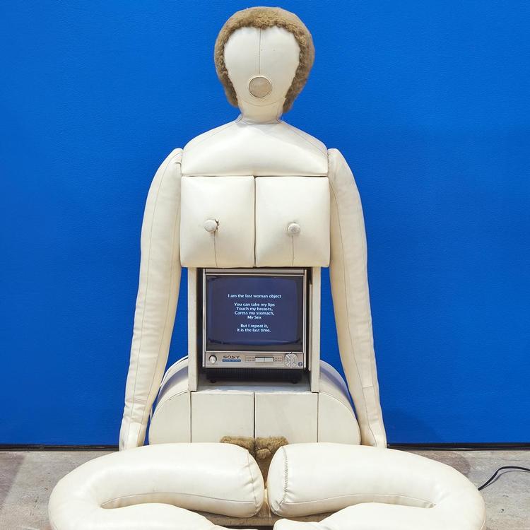 Little TV Woman: "I Am the Last Woman Object" kan ses på
udstillingen ’Nicola L.: Works, 1968 to the Present’ på Sculpture Center i Queens. 