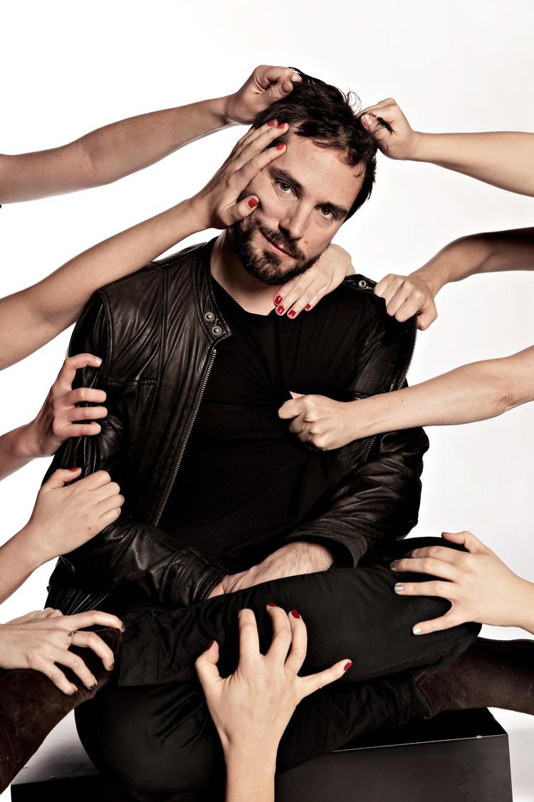 Når mænd er sammen, bruger de enormt lang tid på at brokke sig over deres kvinder, men så snart de kommer hjem, får de nerver på og kan ikke finde ud af at sige fra over for deres kærester. Pludselig kan de knap nok finde ud af at sætte to ord sammen, oplever filminstruktør Christian Tafdrup. Foto: Jacob Ehrbahn