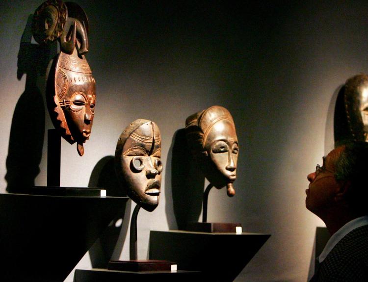 En besøgende studerer nogle afrikanske genstande fra en privat fransk samling, der for et par år siden var på auktion i Paris. 