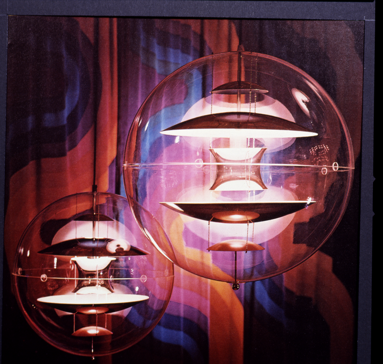 VP-Globe hedder lampen ovenfor, der er en lysende skulptur udført i gennemsigtig akryl. Til højre er det Marianne Panton, der poserer på ægtemandens bedst kendte stol, Panton-stolen. 