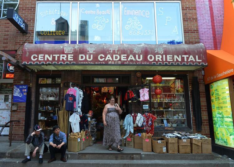 Montréal betegnes som en multikulturel by, hvor de fleste ubesværet veksler mellem fransk og engelsk. Men nu blander sprogpolitiet sig i, hvordan man siger goddag i butikkerne. Arkivfoto: Schoening/AP