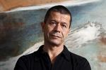 Emmanuel Carrère fortrækker »næsten« godtroenhed frem for det moderne menneskes blaserte overlegenhed. 