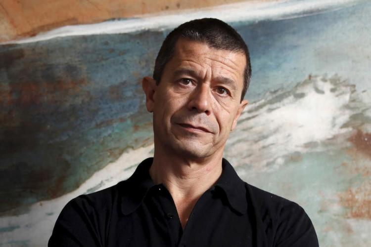 Emmanuel Carrère fortrækker »næsten« godtroenhed frem for det moderne menneskes blaserte overlegenhed. 