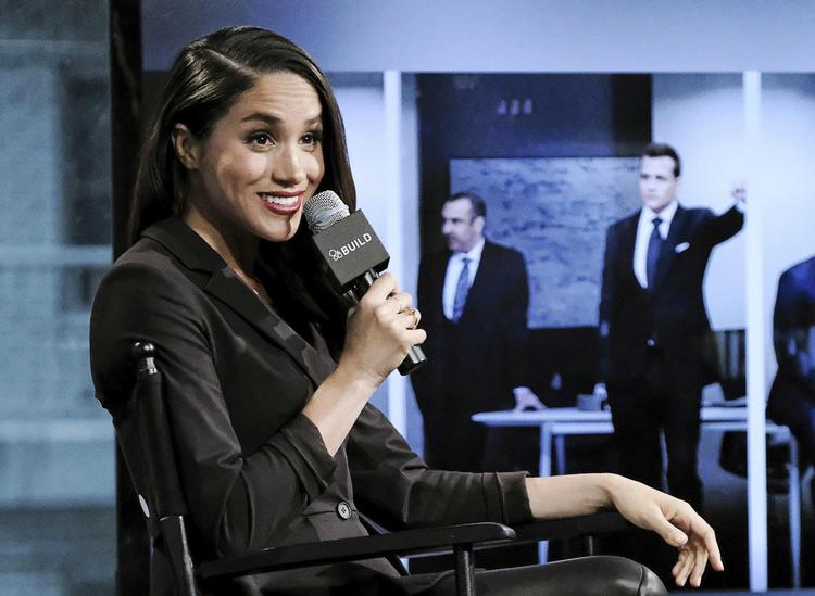Skuespilleren Meghan Markle, der skal giftes med den britiske prins Harry, interviewes her om serien ’Suits’ – som prinsen kan følge hende i. 
