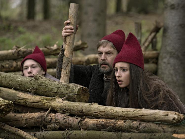 ’Tinkas juleeventyr’ med Josephine Chavarria Højbjerg i rollen som Tinka er et klassisk juleeventyr, der går i struben på symbolpolitik. 