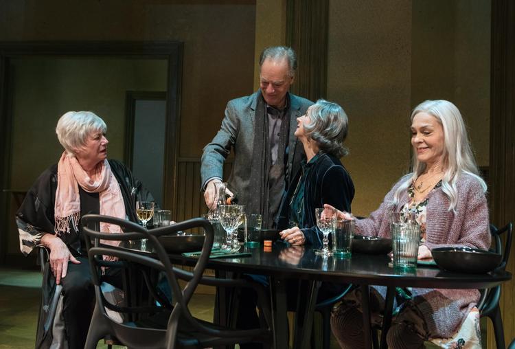 Lisbet Dahl, Sonja Oppenhagen og Elsebeth Steentoft, der her ses fra venstre, spiller glimrende sammen med Joen Bille, men det redder ikke den banale komedie. 
