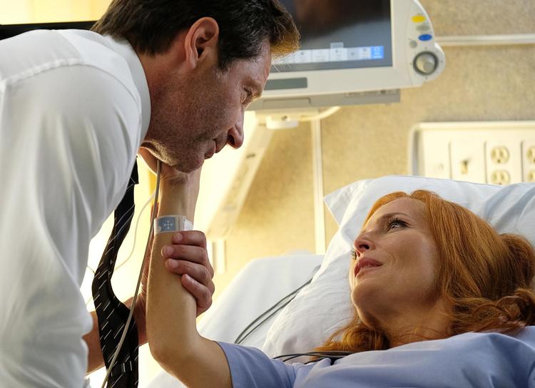 Specialagenterne Dana Scully og Fox Moulder (Gillian Anderson og David Duchovny) beviser, at ’X-Files’ stadig har sin berettigelse. Om ikke andet så som effektiv nostalgi for generationen, der var teenagere dengang. Foto: Viaplay 