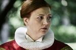 Som i DR’s store dramaserie, her Laura Bro der spiller Monica i ’Herrens Veje’, står politikerne og mediehuset nu foran afgørende beslutninger. 