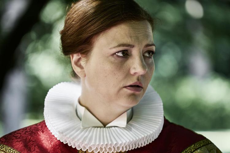 Som i DR’s store dramaserie, her Laura Bro der spiller Monica i ’Herrens Veje’, står politikerne og mediehuset nu foran afgørende beslutninger. 