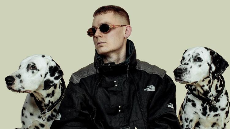 Young Bong rapper for sjov, og det vil klæde ham at droppe de letkøbte ironiske kneb. 