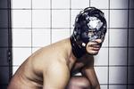 På Aarhus Teater er den prisbelønnede roman ’TECHNO’ blevet iscenesat. Forestillingen, der er en tour de force i ukontrollerbar kærlighed mellem to mænd, opføres på en homobar. 