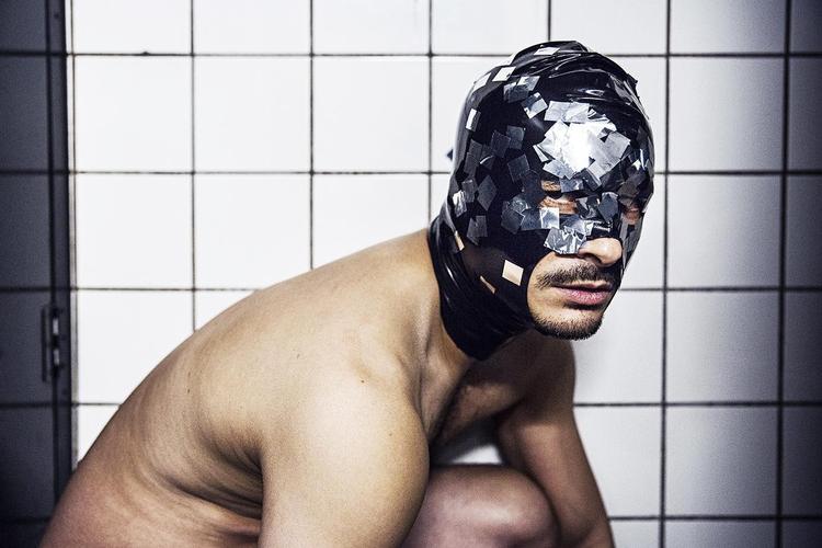 På Aarhus Teater er den prisbelønnede roman ’TECHNO’ blevet iscenesat. Forestillingen, der er en tour de force i ukontrollerbar kærlighed mellem to mænd, opføres på en homobar. 