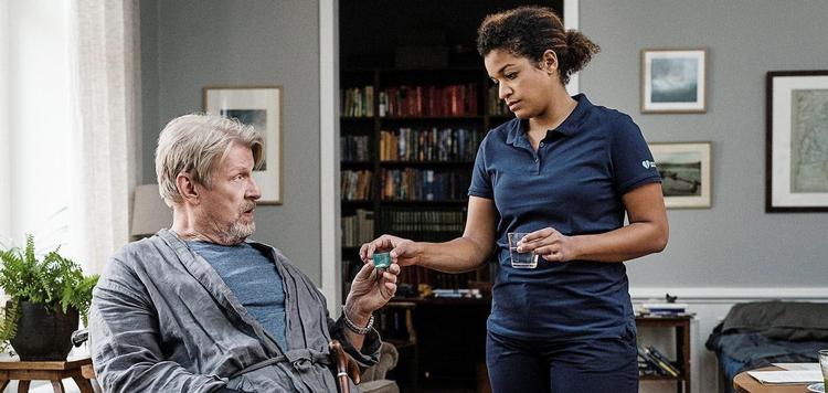 Lars Martin Johansson (Rolf Lassgård) rammes af en hjerneblødning, men det stopper ikke politimanden. 