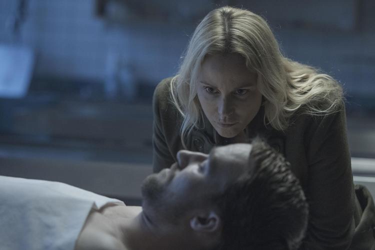 Seriens kvindelige hovedperson, Saga Norén, spillet af svenske Sofia Helin, er uanset omstændighederne næsten altid i stand til at tage køligt bestik af situationen. 