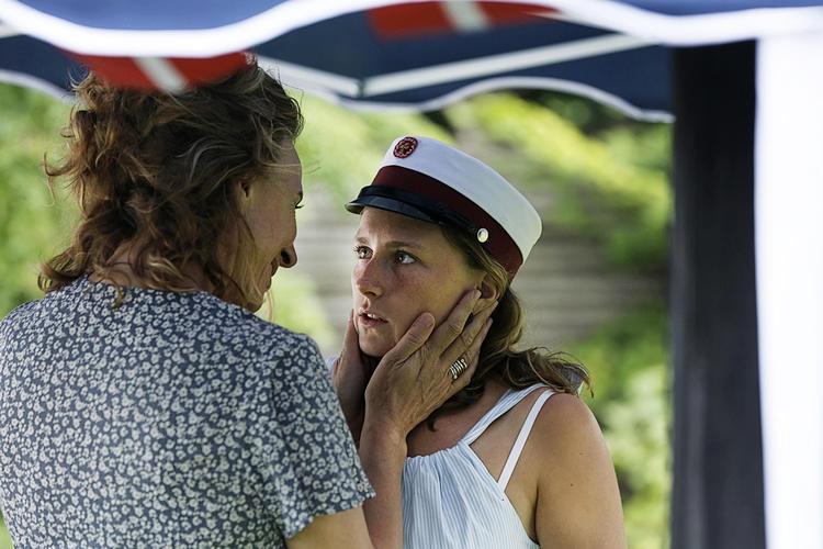 ’Næste Stop’ er instrueret af Daniel Kragh-Jacobsen og har premiere torsdag. På billedet ses Ann Eleonora Jørgensen, der spiller Sivs mor Pia. Siv spilles af Mathilde Arcel Fock. 