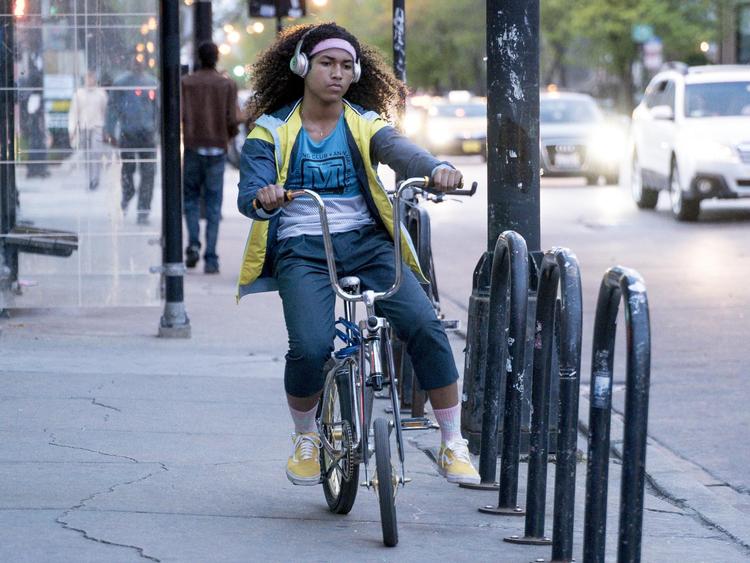 Coogie på sin chopper bike er en af de centrale personer i serien ’The Chi’s gruppeportræt af unge fra Chicago. 