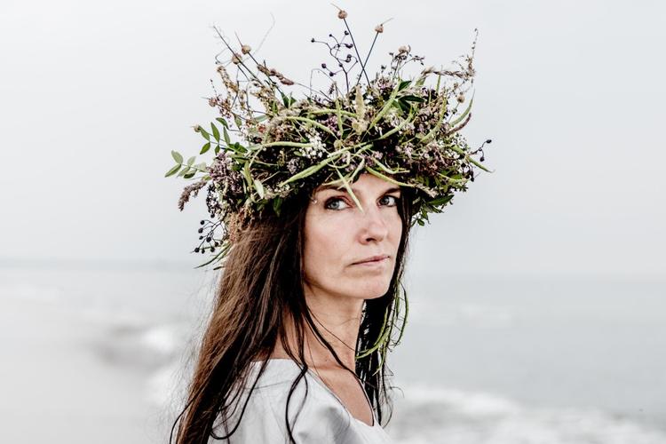 Anna Kruse sange er smukt arrangerede, og sangenes kompositioner formidles med idérigdom. 