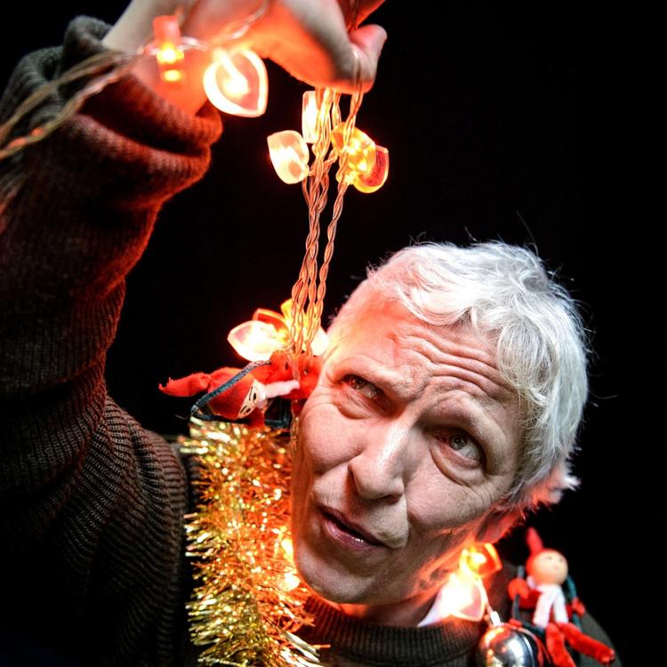 Klummeskibent Eva Lange drømmer om at stige ind i en bus fyldt med kloner af tv-værten Jørgen Skouboe, der sidder »fuldstændig rolige, men (...) klar til at lyne jakken op og flette et piletræshegn«. Arkivfoto Jan Dagø